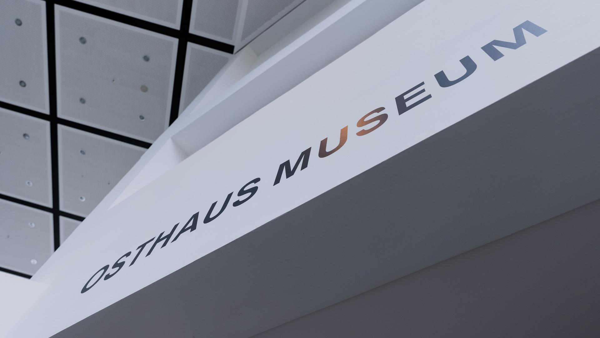 Blick in das Osthaus Museum Hagen mit dem Namen der Einrichtung als Schriftzug