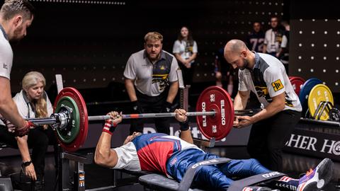 Ein Teilnehmer aus den USA, von der Hüfte abwärts gelähmt, beim Bankdrücken der 6. Invictus Games. Die Teilnehmer müssen dabei eine Hantelstange mit Gewichten in die Höhe stemmen. 