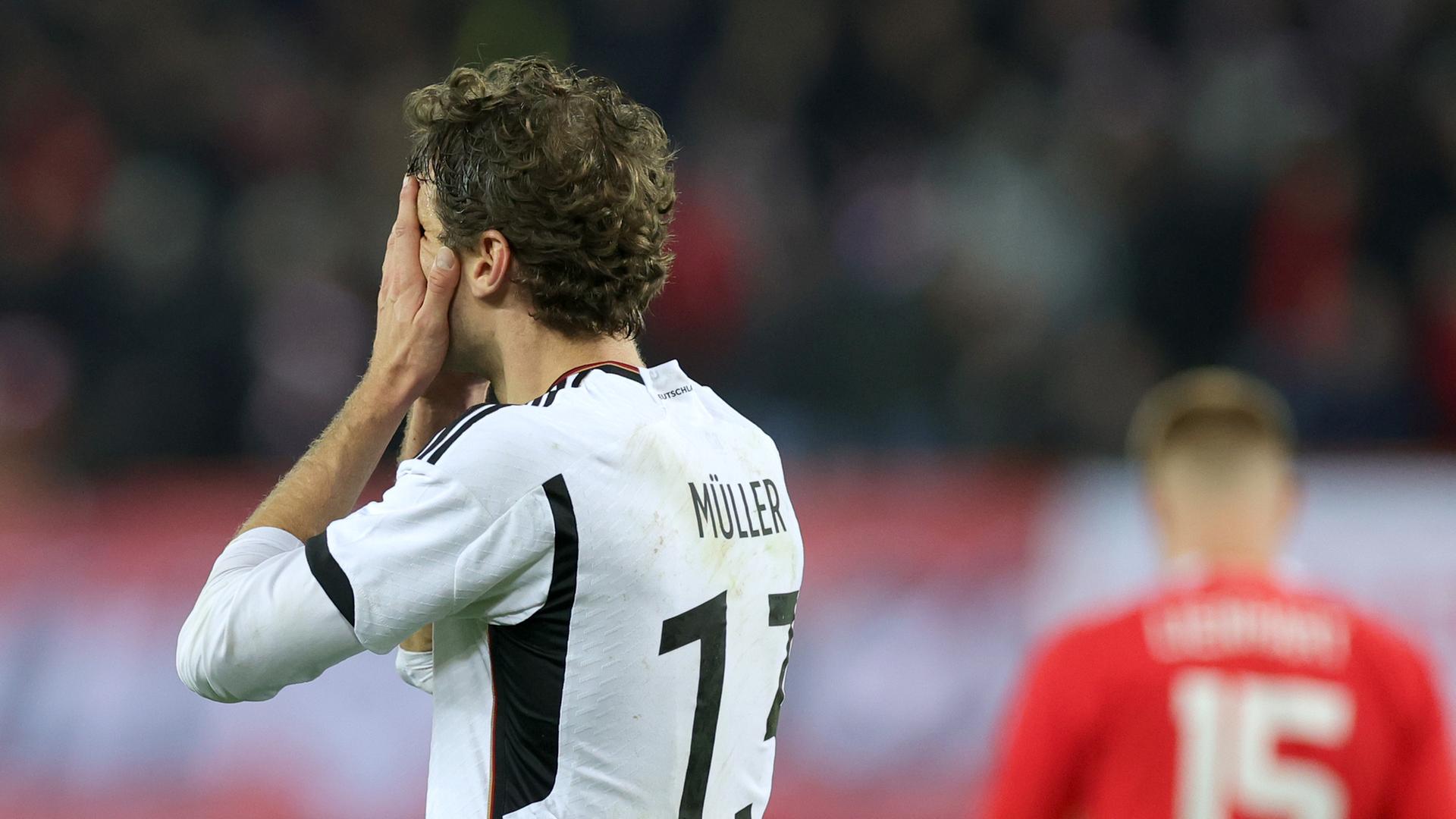 Thomas Müller schlägt die Hände vor dem Gesicht zusammen.