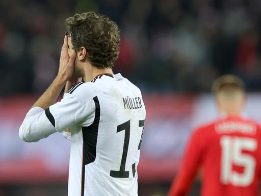 Thomas Müller schlägt die Hände vor dem Gesicht zusammen.