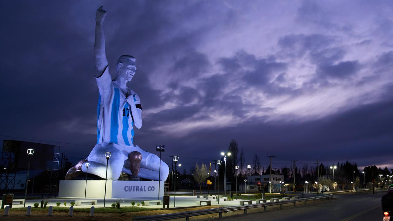 Eine Statue des Fußballspielers Lionel Messi. Er kniet jubelnd, vor sich steht der WM-Pokal.