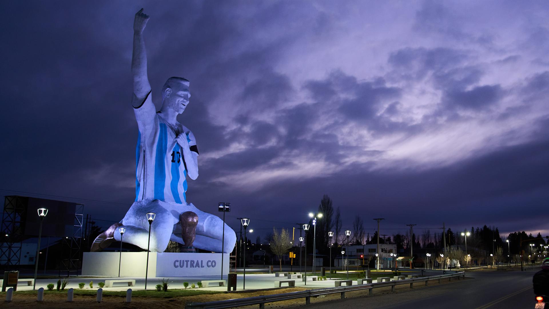 Eine Statue des Fußballspielers Lionel Messi. Er kniet jubelnd, vor sich steht der WM-Pokal. Eine Statue des Fußballspielers Lionel Messi. Er kniet jubelnd, vor sich steht der WM-Pokal.