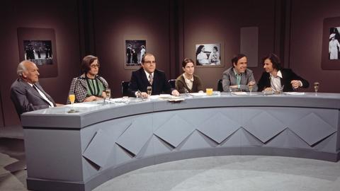 In einem Fernsehstudio sitzen Gäste in einer Gesprächsrunde über Theaterkultur, 1974. Zu sehen sind hinter einem Pult (v.l.n.r.): Prof. Dr. Hand Göppert, Freifrau von Uexküll, August Everding, Gertrud Kückelmann, Dr. Reinhard Baumgart, Luc Bondy. 