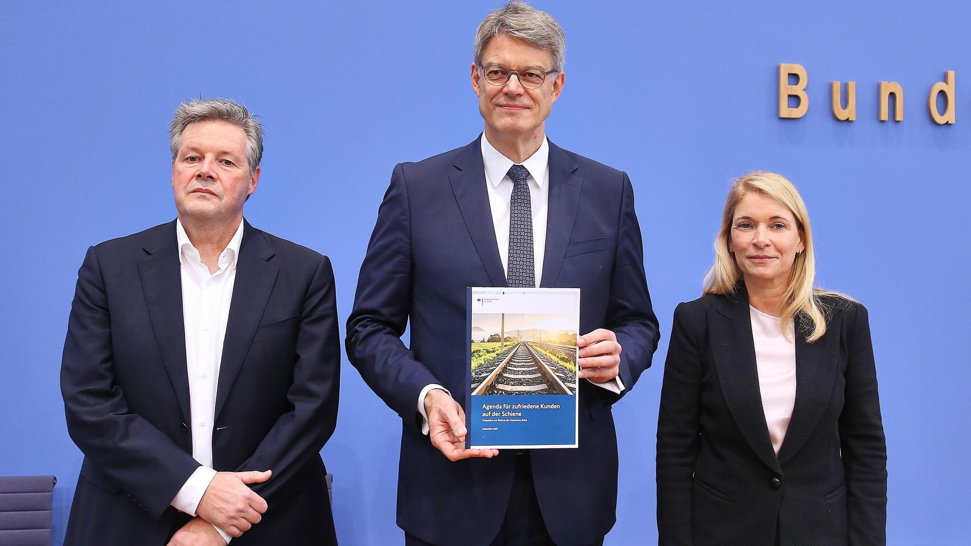Dirk Rompf, Evelyn Palla und Patrick Schniede vor der blauen Wand in der Berliner Bundespressekonferenz