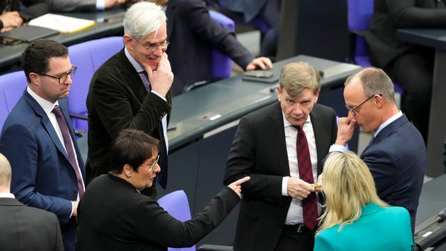 Abgeordnete der Unionsfraktion mit Fraktionschef Friedrich Merz im Bundestag