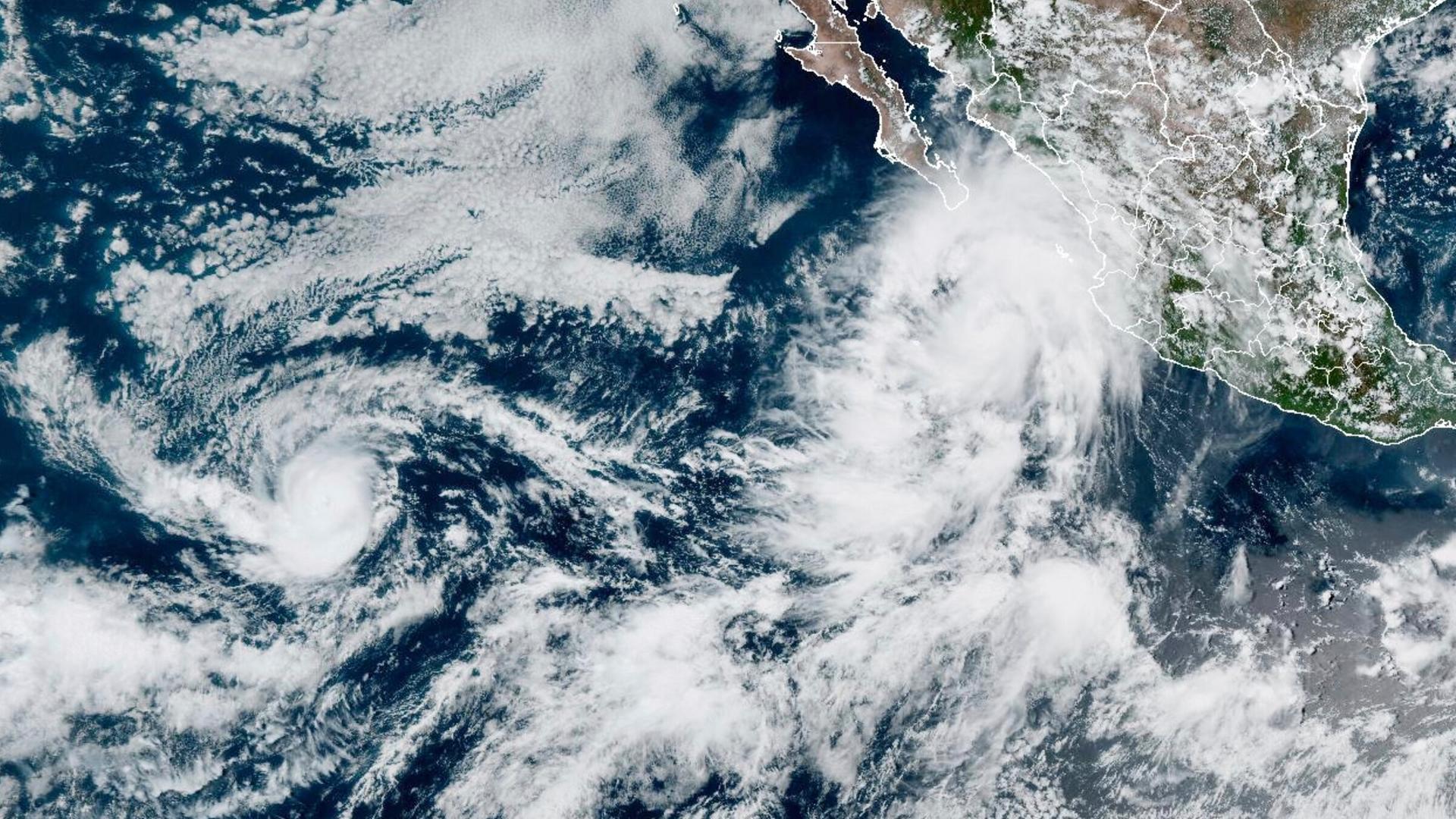 Dieses GOES-19 GeoColor-Satellitenbild zeigt den tropischen Sturm Lorena (oben rechts) vor der Westküste Mexikos und den Hurrikan Kiko (links) in den offenen Gewässern des östlichen Pazifiks. Dieses GOES-19 GeoColor-Satellitenbild zeigt den tropischen Sturm Lorena (oben rechts) vor der Westküste Mexikos und den Hurrikan Kiko (links) in den offenen Gewässern des östlichen Pazifiks.