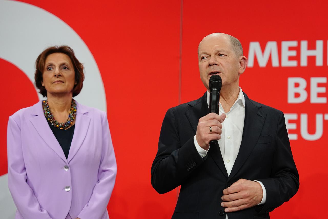 Bundes-Kanzler Olaf Scholz (SPD) steht mit seiner Frau Britta Ernst auf der Bühne. Er spricht in ein Mikrofon.