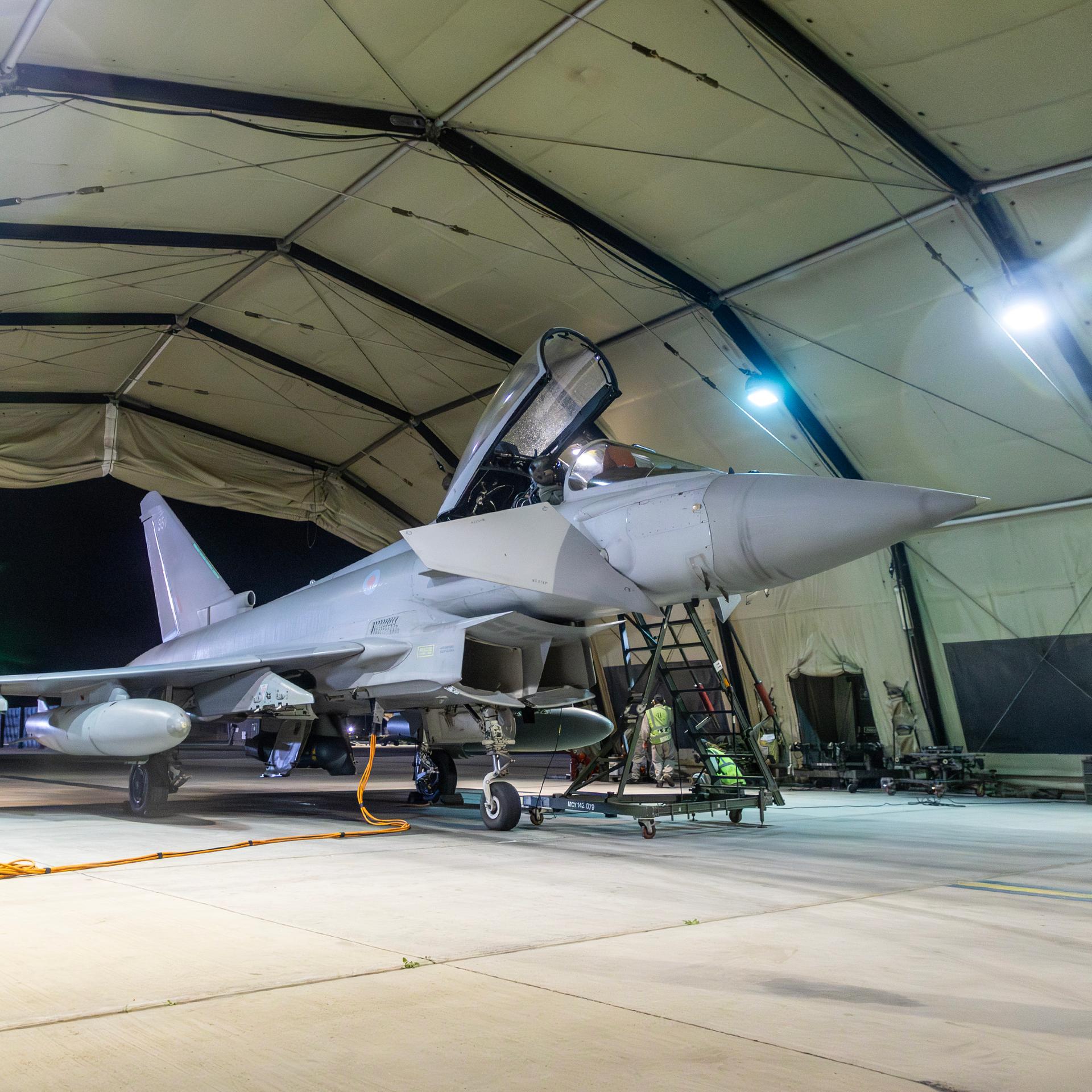 Ein RAF-Typhoon-Flugzeug kehrt nach einem Angriffseinsatz gegen jemenitische Huthi-Rebellen bei RAF Akrotiri am 12. Januar 2024 in Akrotiri, Zypern, zum Liegeplatz zurück. 