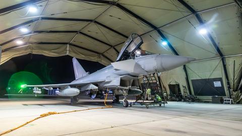 Ein britisches Kampfflugzeug steht in einem Hangar.