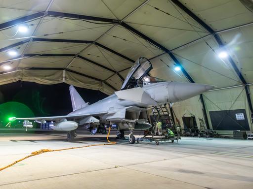 Ein RAF-Typhoon-Flugzeug kehrt nach einem Angriffseinsatz gegen jemenitische Huthi-Rebellen bei RAF Akrotiri am 12. Januar 2024 in Akrotiri, Zypern, zum Liegeplatz zurück. 