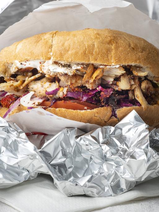 Ein Döner Kebap im Pita-Brot.
