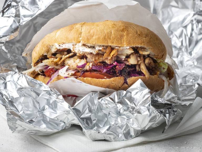 Ein Döner Kebap im Pita-Brot.