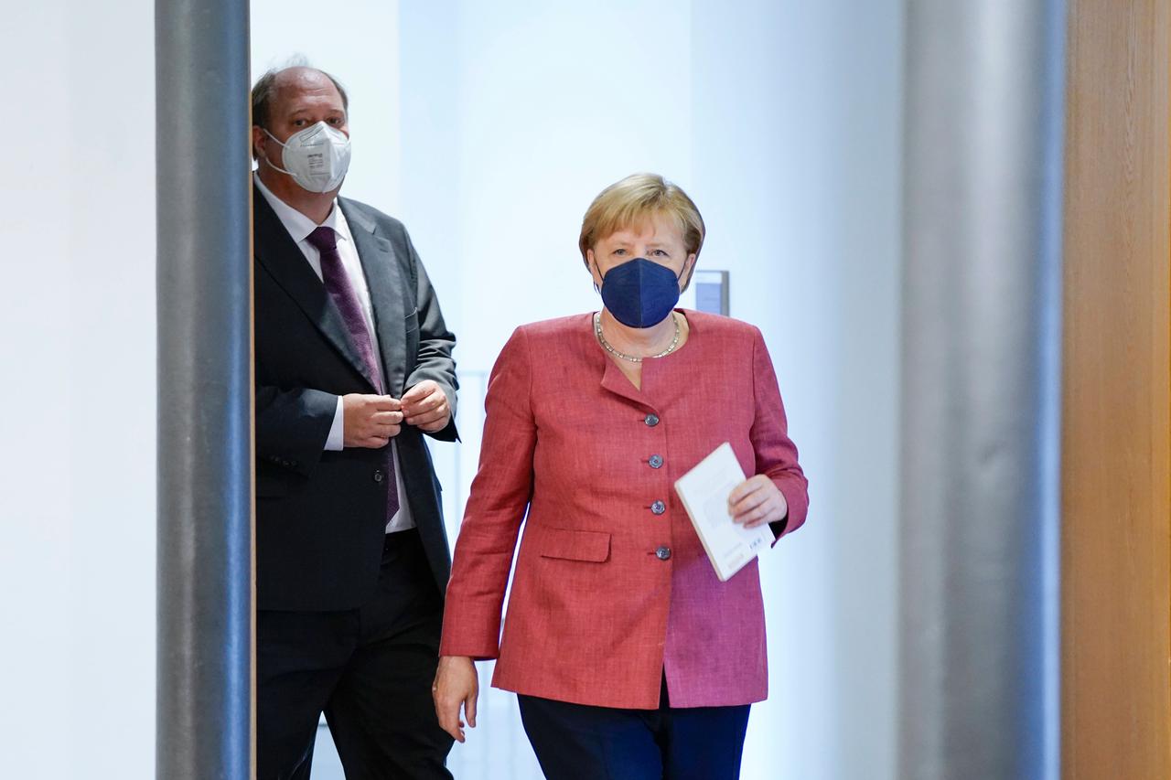 Bundeskanzlerin Angela Merkel und Kanzleramtsminister Helge Braun. Merkel ruft erneut zu Impfungen auf.
