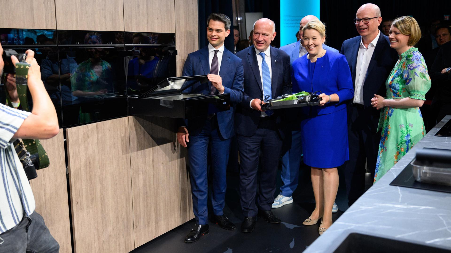 Kai Wegner (3.vl,CDU), Regierender Bürgermeister von Berlin, und Franziska Giffey (3.vr,SPD), Berliner Senatorin für Wirtschaft, Energie und Betriebe, machen am Eröffnungstag der IFA 2025, einen Rundgang über das Gelände der Messe Berlin.