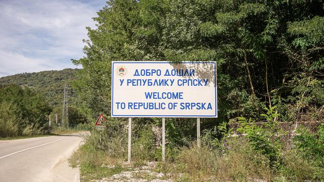 In Banja Luka steht an einem Straßenrand vor ein paar Bäumen ein Schild mit der Aufschrift: Willkommen in der Republik Srpska, das Bild ist von September 2022