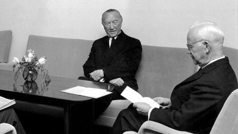 Das Schwarzweiß-Foto zeigt, wie Bundespräsident Heinrich Lübke (r) Rücktrittsgesuch von Konrad Adenauer liest.