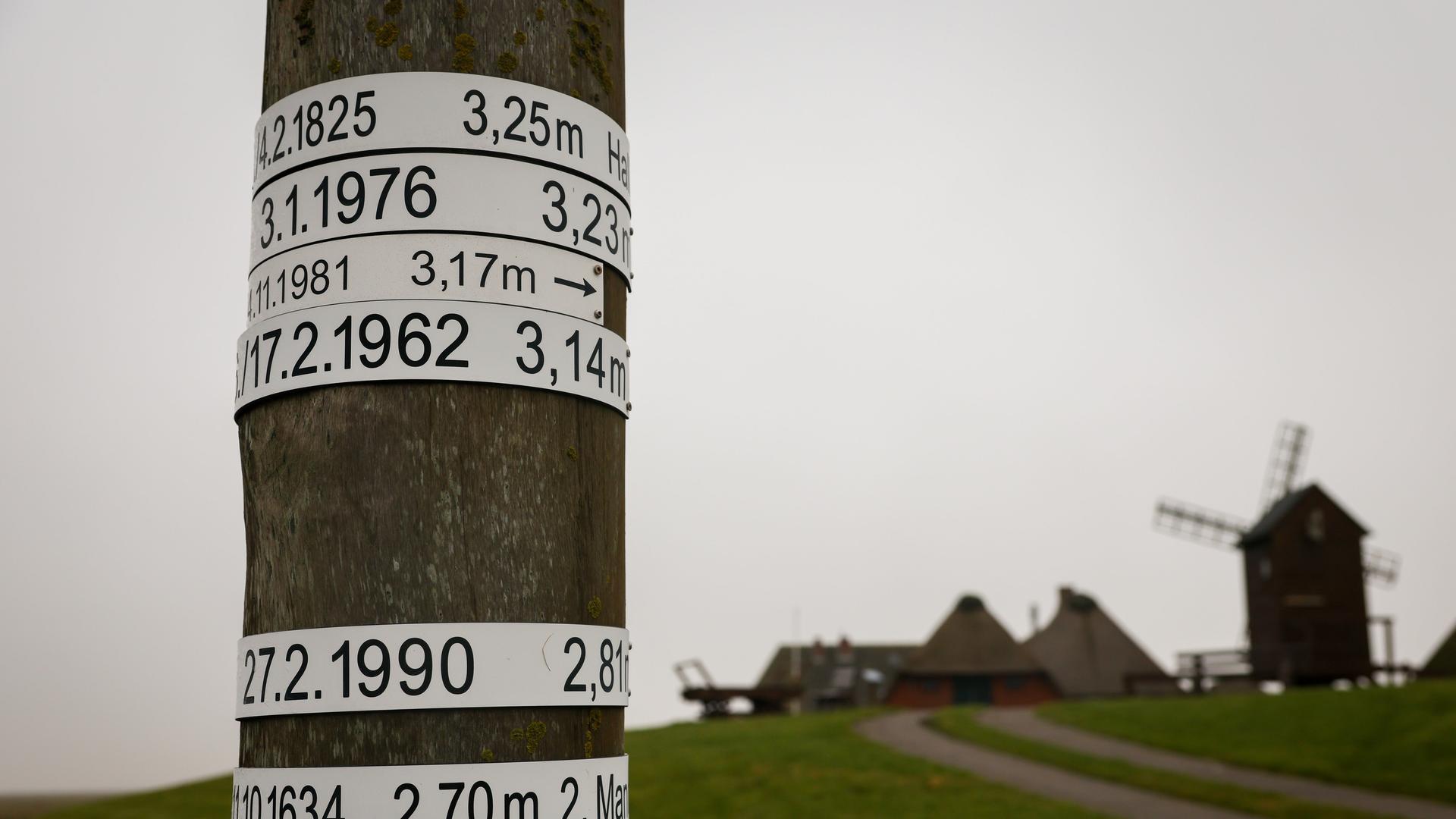 Ein Pegelstand mit den Sturmfluten der vergangenen Jahrhunderte auf der Hallig Langeneß. Die große Sturmflut vom 3. auf den 4. Februar 1825 gilt als eine der vermutlich schwersten Sturmfluten der letzten Jahrhunderte.