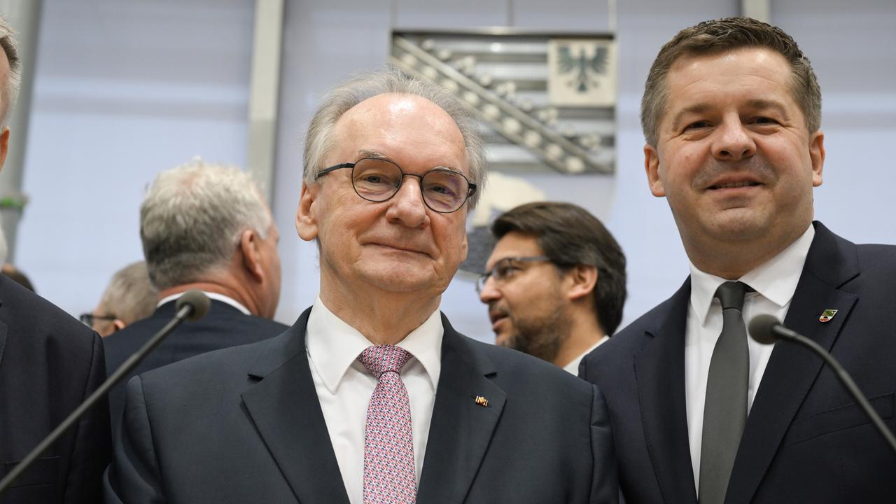 Reiner Haseloff (CDU,M-r), Ministerpräsident des Landes Sachsen-Anhalt, steht neben Sven Schulze (CDU), Plenarsaal des Landtages von Sachsen-Anhalt.
Reiner Haseloff (CDU,M-r), Ministerpräsident des Landes Sachsen-Anhalt, steht neben Sven Schulze (CDU), Plenarsaal des Landtages von Sachsen-Anhalt.