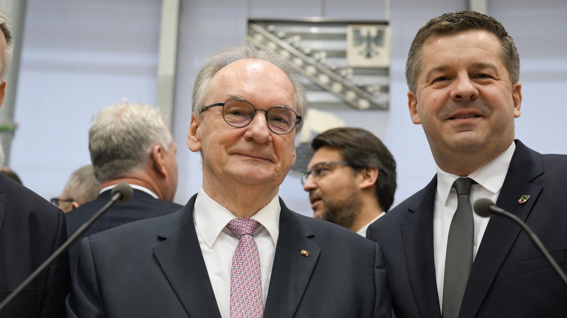 Reiner Haseloff (CDU,M-r), Ministerpräsident des Landes Sachsen-Anhalt, steht neben Sven Schulze (CDU), Plenarsaal des Landtages von Sachsen-Anhalt. 
