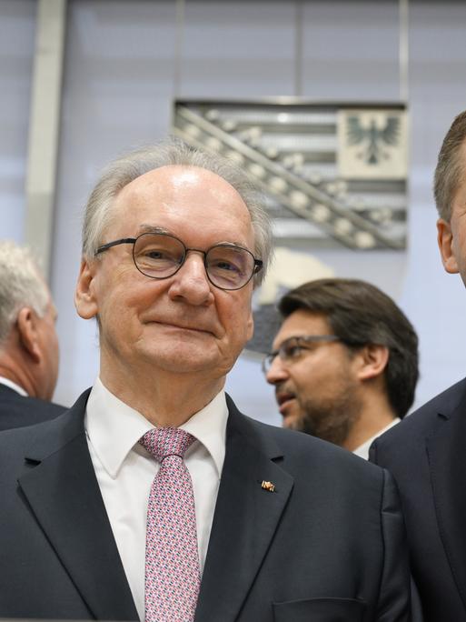 Reiner Haseloff (CDU,M-r), Ministerpräsident des Landes Sachsen-Anhalt, steht neben Sven Schulze (CDU), Plenarsaal des Landtages von Sachsen-Anhalt.
Reiner Haseloff (CDU,M-r), Ministerpräsident des Landes Sachsen-Anhalt, steht neben Sven Schulze (CDU), Plenarsaal des Landtages von Sachsen-Anhalt.