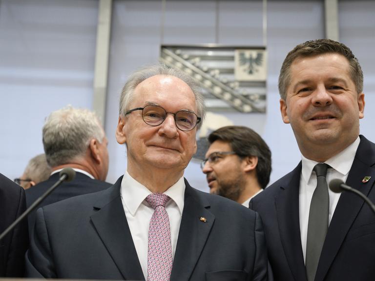 Reiner Haseloff (CDU,M-r), Ministerpräsident des Landes Sachsen-Anhalt, steht neben Sven Schulze (CDU), Plenarsaal des Landtages von Sachsen-Anhalt.
Reiner Haseloff (CDU,M-r), Ministerpräsident des Landes Sachsen-Anhalt, steht neben Sven Schulze (CDU), Plenarsaal des Landtages von Sachsen-Anhalt.