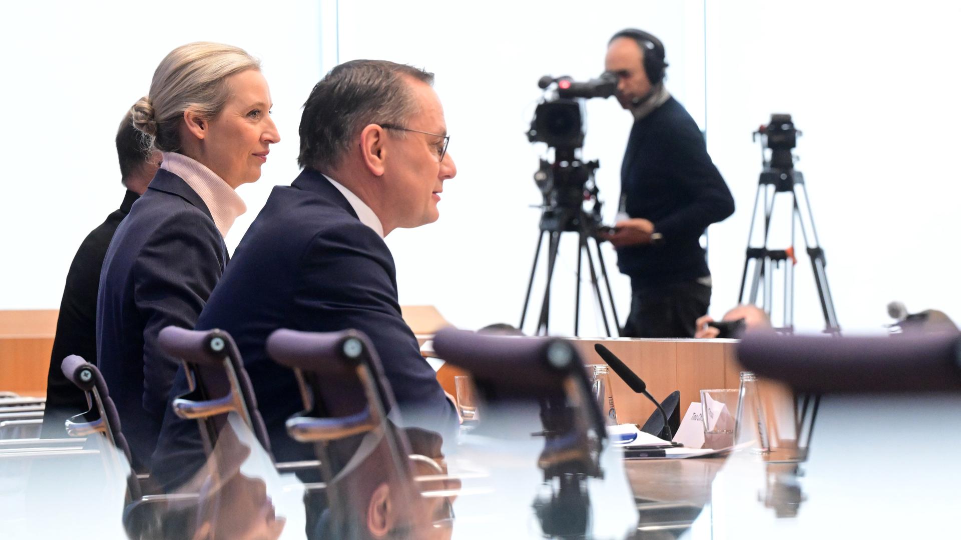 Alice Weidel, Bundesvorsitzende der AfD, und Tino Chrupalla, AfD-Bundesvorsitzender, sprechen während einer Pressekonferenz im Haus der Bundespressekonferenz. 