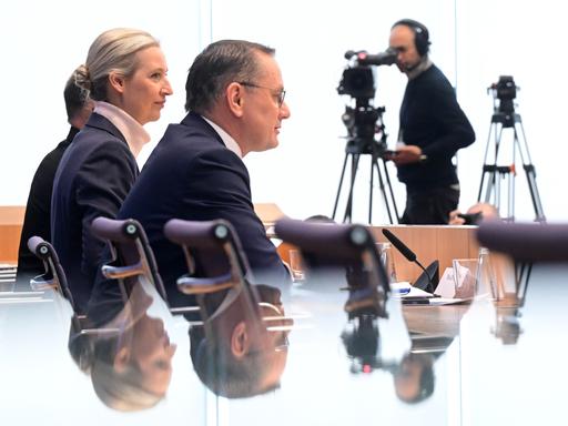 Alice Weidel, Bundesvorsitzende der AfD, und Tino Chrupalla, AfD-Bundesvorsitzender, sprechen während einer Pressekonferenz im Haus der Bundespressekonferenz. 