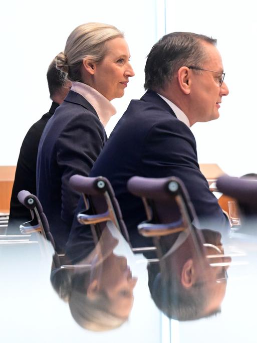 Alice Weidel, Bundesvorsitzende der AfD, und Tino Chrupalla, AfD-Bundesvorsitzender, sprechen während einer Pressekonferenz im Haus der Bundespressekonferenz. 