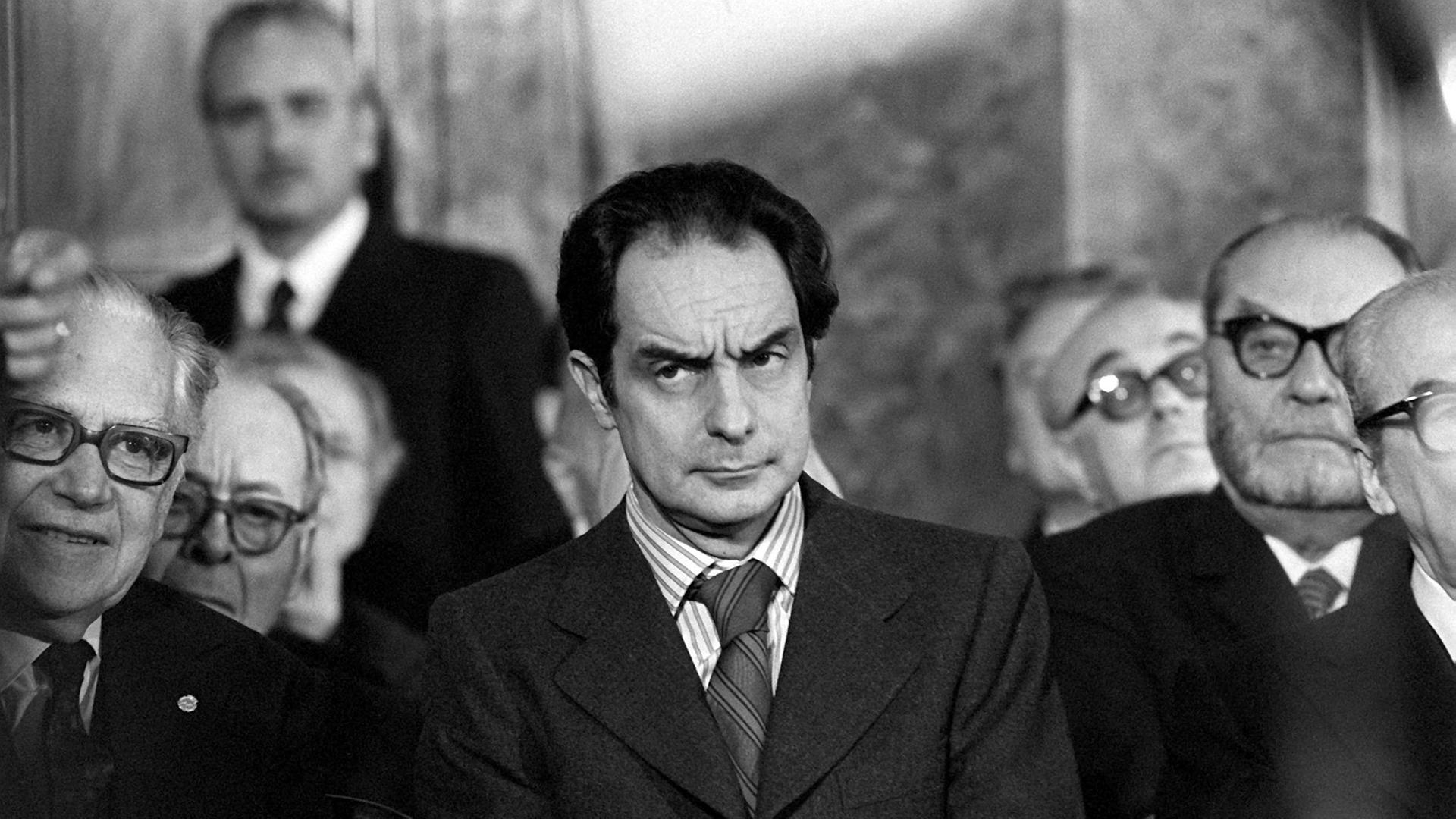 Der italienische Schriftsteller und Dichter Italo Calvino (M), aufgenommen am 23.4.1998 in Rom.