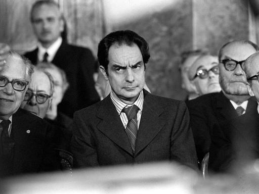 Der italienische Schriftsteller und Dichter Italo Calvino (M), aufgenommen am 23.4.1998 in Rom.