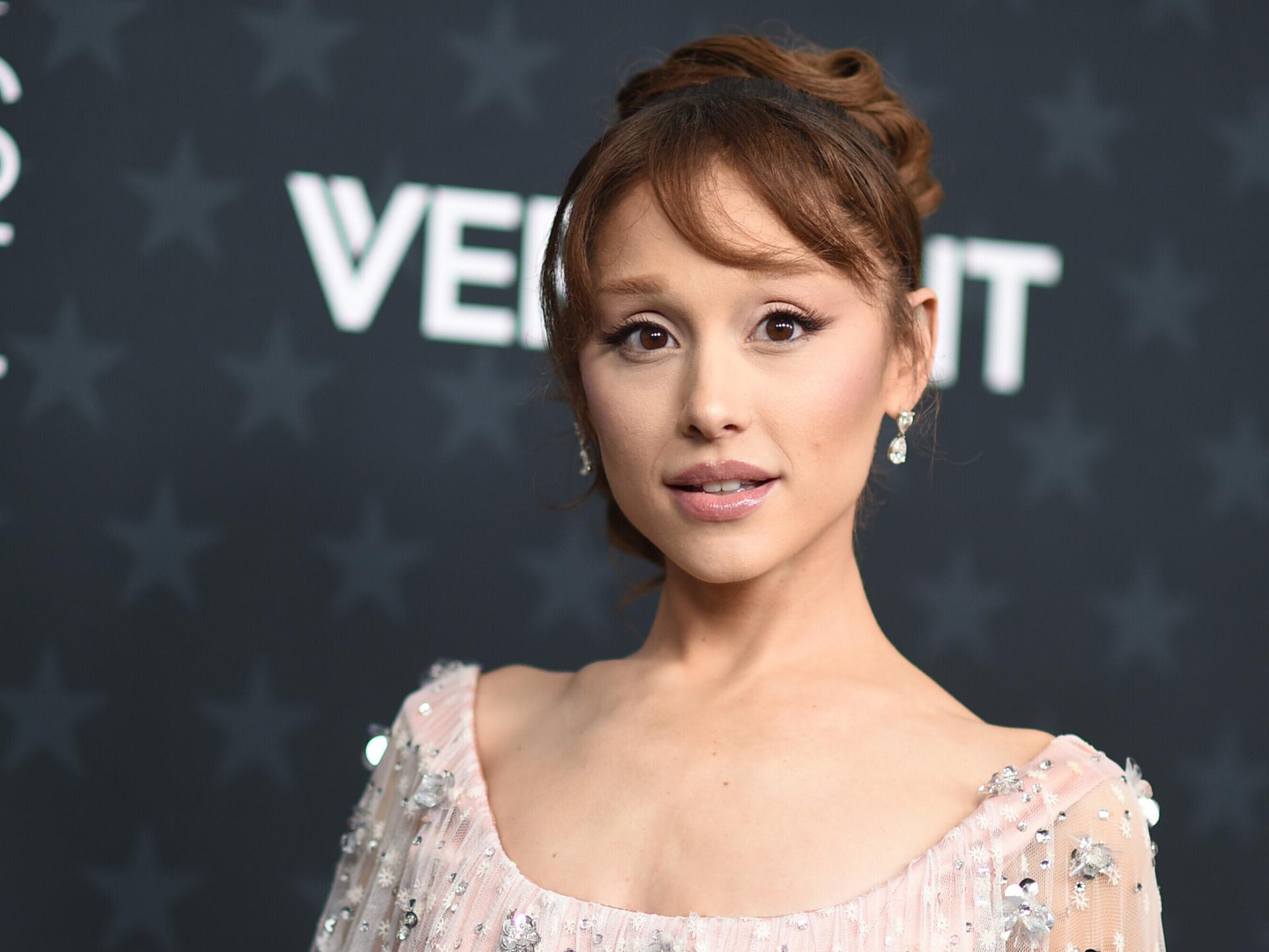 Die Sängering Ariana Grande präsentiert sich bei den jährlichen Critics Choice Awards im „The Barker Hanger“ in Santa Monica, Kalifornien, in einem weißen, ausgeschnittenen Kleid.
