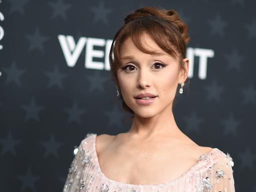 Die Sängering Ariana Grande präsentiert sich bei den jährlichen Critics Choice Awards im „The Barker Hanger“ in Santa Monica, Kalifornien, in einem weißen, ausgeschnittenen Kleid. Die Sängering Ariana Grande präsentiert sich bei den jährlichen Critics Choice Awards im „The Barker Hanger“ in Santa Monica, Kalifornien, in einem weißen, ausgeschnittenen Kleid.