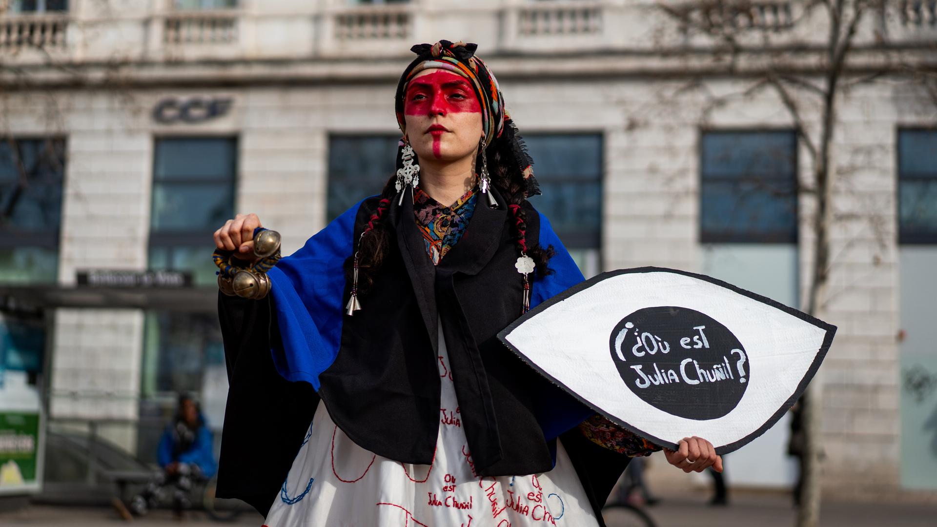 Eine Frau mit einem Plakat mit der Aufschrift „Wo ist Julia Chuñil?“ bei der feministischen Demonstration zum Internationalen Tag der Frauenrechte in Lyon im März 2025. Eine Frau mit einem Plakat mit der Aufschrift „Wo ist Julia Chuñil?“ bei der feministischen Demonstration zum Internationalen Tag der Frauenrechte in Lyon im März 2025.