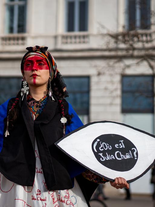 Eine Frau mit einem Plakat mit der Aufschrift „Wo ist Julia Chuñil?“ bei der feministischen Demonstration zum Internationalen Tag der Frauenrechte in Lyon im März 2025.