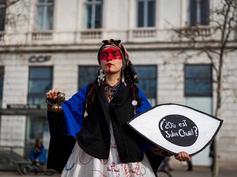 Eine Frau mit einem Plakat mit der Aufschrift „Wo ist Julia Chuñil?“ bei der feministischen Demonstration zum Internationalen Tag der Frauenrechte in Lyon im März 2025.