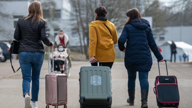 Drei aus der Ukraine stammende Frauen gehen in der Landeserstaufnahmestelle für Flüchtlinge im baden-württembergischen Ellwangen zu ihrem Quartier. 