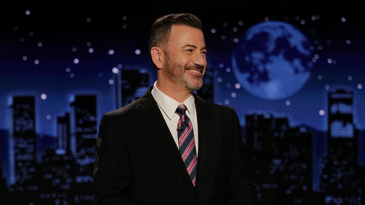 Moderator Jimmy Kimmel steht im Studio seiner Late Night Show "Jimmy Kimmel Live!" in Los Angeles