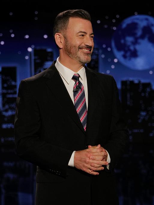 Moderator Jimmy Kimmel steht im Studio seiner Late Night Show "Jimmy Kimmel Live!" in Los Angeles