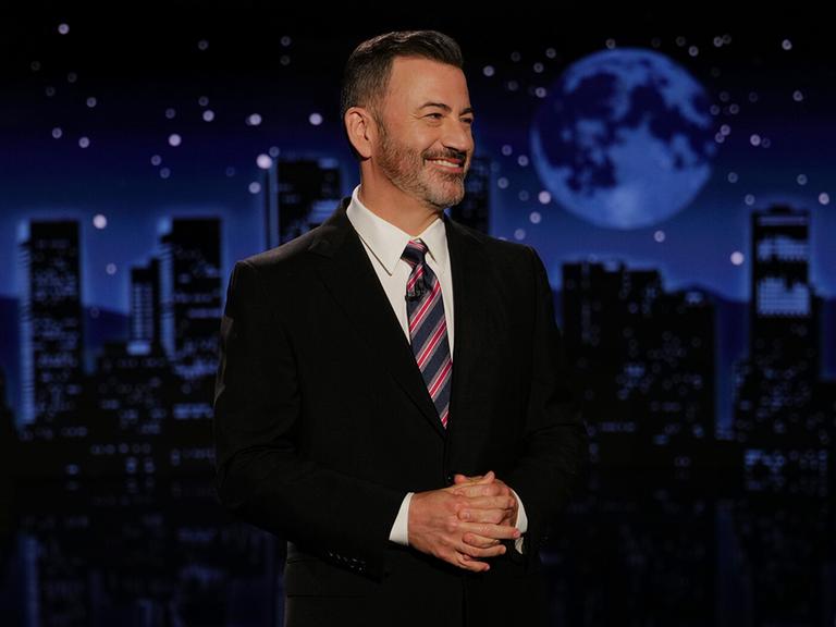 Moderator Jimmy Kimmel steht im Studio seiner Late Night Show "Jimmy Kimmel Live!" in Los Angeles