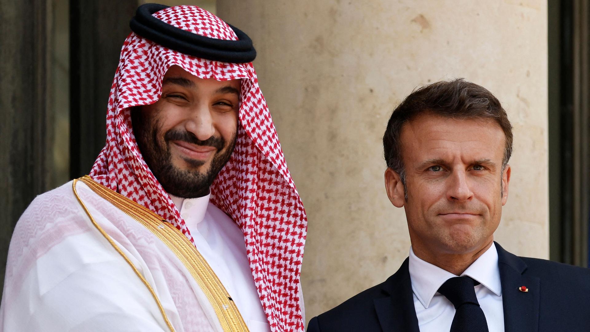Zu sehen sind Frankreichs Präsident Emmanuel Macron, rechts und Kronprinz Mohammed bin Salman von Saudi-Arabien im Elysee-Palast in Paris.