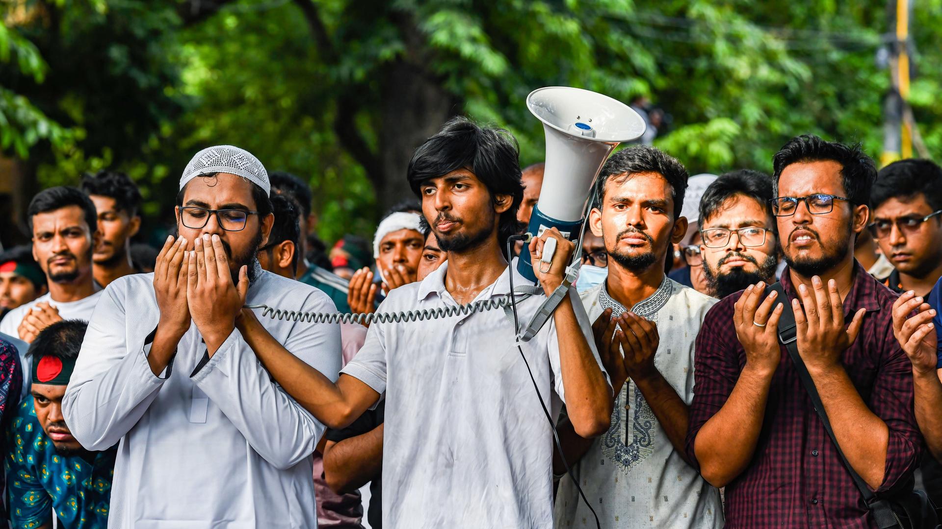 Studenten, die gegen die Quotenregelung protestieren, nehmen an einem Trauergebet für Studierende am 17. Juli 2024 teil, die bei den Protesten getötet wurden.