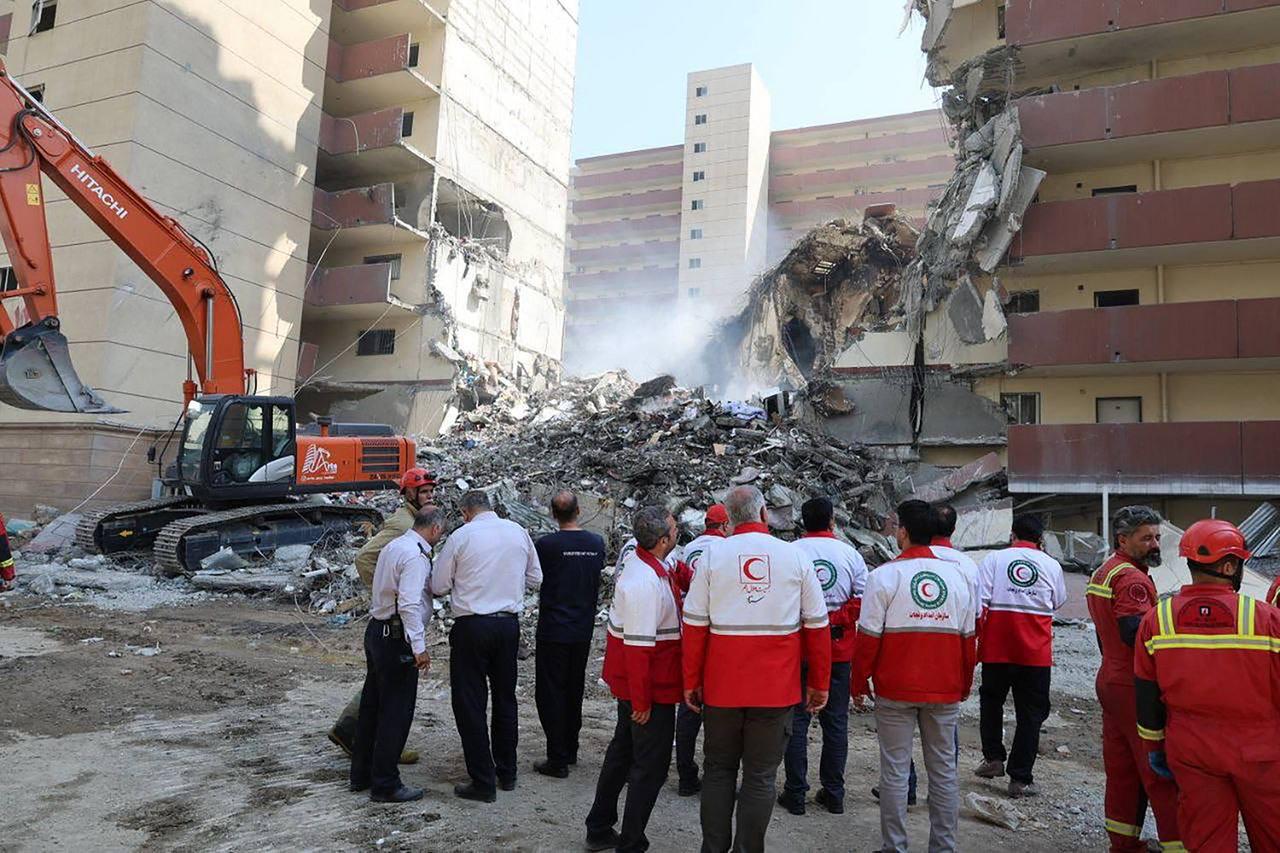 Ein vom Iranischen Roten Halbmond veröffentlichtes Foto zeigt ein zerstörtes Gebäude in Teheran. Ein vom Iranischen Roten Halbmond veröffentlichtes Foto zeigt ein zerstörtes Gebäude in Teheran.