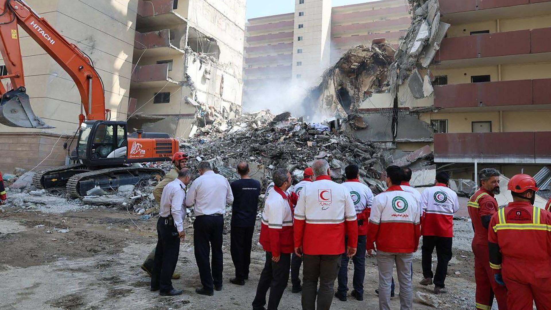 Ein vom Iranischen Roten Halbmond veröffentlichtes Foto soll Freiwillge der Hilfsorganisation vor einem Gebäude in Teheran zeigen, das bei einem israelischen Angriff in Teheran zerstört worden sei. Ein vom Iranischen Roten Halbmond veröffentlichtes Foto soll Freiwillge der Hilfsorganisation vor einem Gebäude in Teheran zeigen, das bei einem israelischen Angriff in Teheran zerstört worden sei.