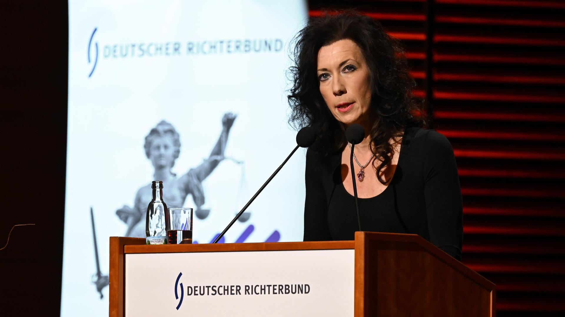 Andrea Titz, Vorsitzende des Deutschen Richterbundes, spricht zur Eröffnung des 23. Richter- und Staatsanwaltstages. Andrea Titz, Vorsitzende des Deutschen Richterbundes, spricht zur Eröffnung des 23. Richter- und Staatsanwaltstages.