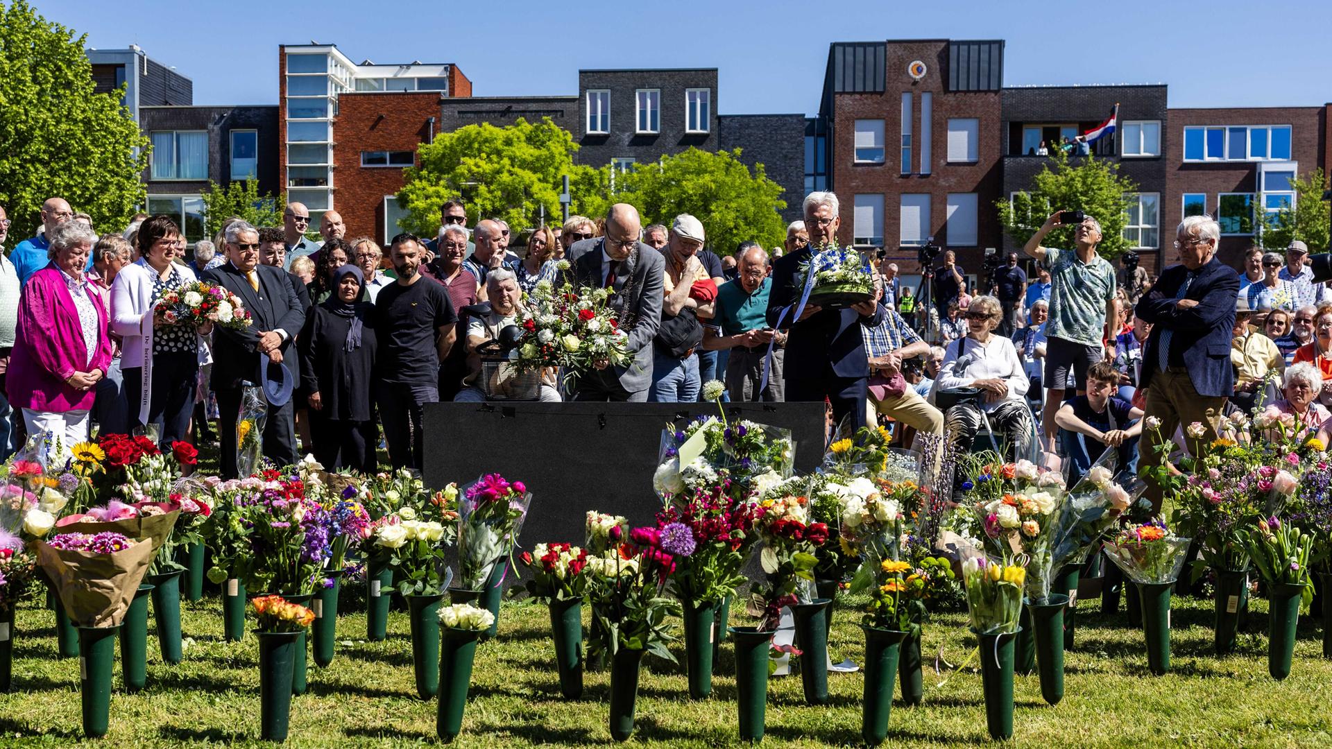 Enschede: Bürgermeister Bleker und weitere Personen legen Blumen an der Gedenkstätte nieder. Vor 25 Jahren verursachte ein Feuer bei einer Feuerwerksfirma eine Reihe von Explosionen. Dabei kamen 23 Menschen ums Leben, rund 950 wurden verletzt. Enschede: Bürgermeister Bleker und weitere Personen legen Blumen an der Gedenkstätte nieder. Vor 25 Jahren verursachte ein Feuer bei einer Feuerwerksfirma eine Reihe von Explosionen. Dabei kamen 23 Menschen ums Leben, rund 950 wurden verletzt.