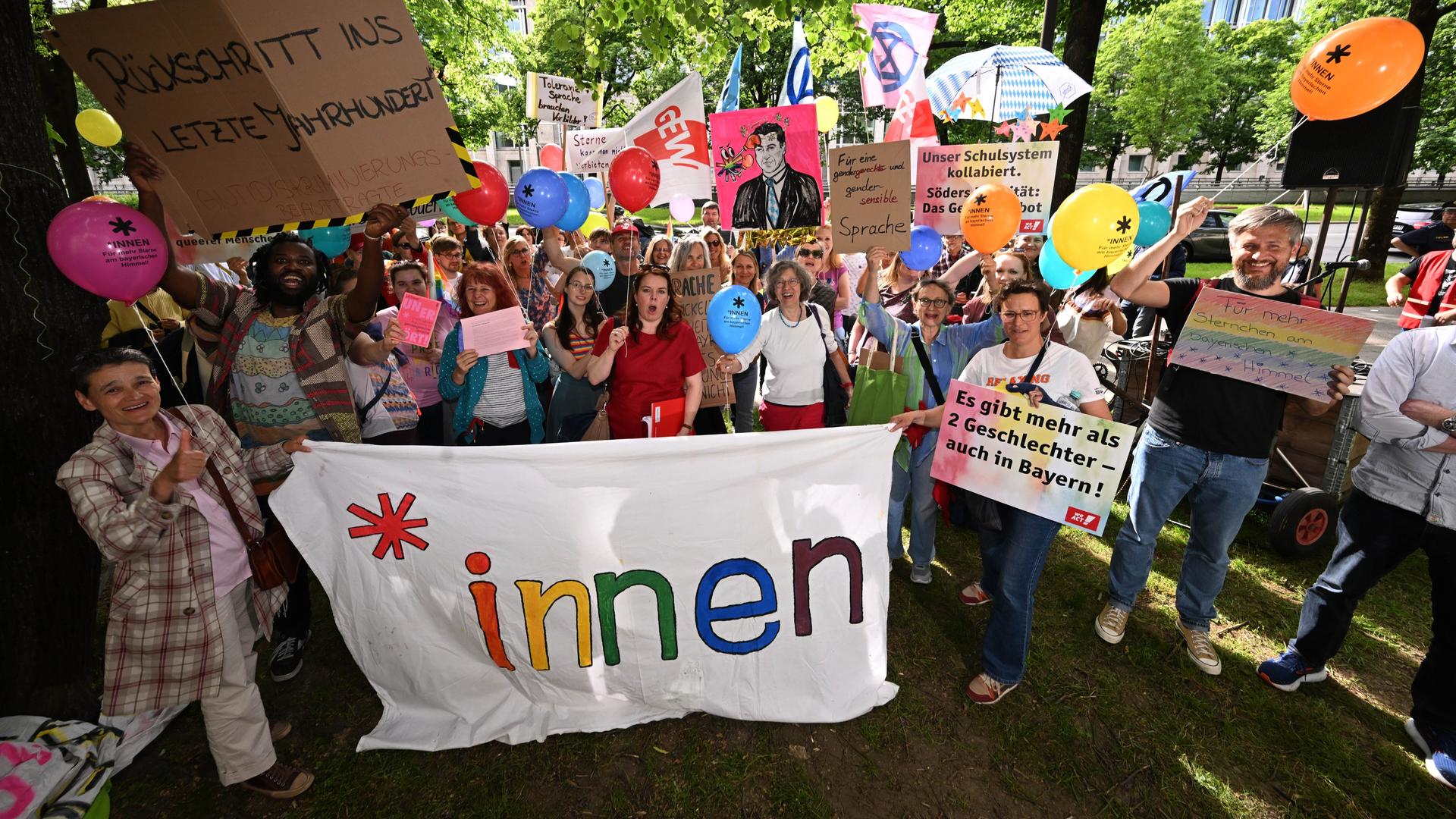 Demonstranten protestieren bei der Demonstration "Stoppt das Genderverbot" gegen das von der Landesregierung eingeführte Verbot des Genderns vor der Bayerischen Staatskanzlei. 