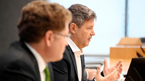 Bundeswirtschaftsminister Habeck, rechts im Bild, und sein Staatssekretär Graichen beantworten Fragen von Journalisten.