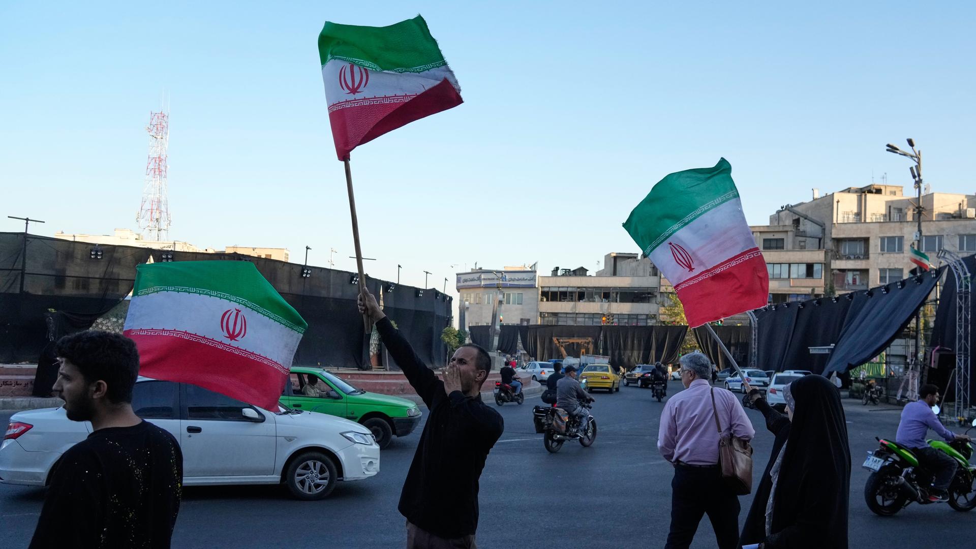 Demonstranten schwenken iranische Flaggen auf dem Platz der Islamischen Revolution in Teheran. Nach wochenlangen Verhandlungen haben sich die USA und der Iran auf ein Rahmenabkommen zur Beilegung des Krieges verständigt. Demonstranten schwenken iranische Flaggen auf dem Platz der Islamischen Revolution in Teheran. Nach wochenlangen Verhandlungen haben sich die USA und der Iran auf ein Rahmenabkommen zur Beilegung des Krieges verständigt.