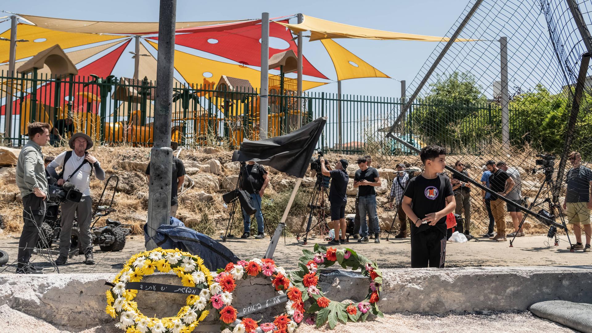 Nach einem Raketen-Angriff von Israels Armee auf die Golanhöhen gedenken Menschen denen, die im Gefecht gestorben sind.