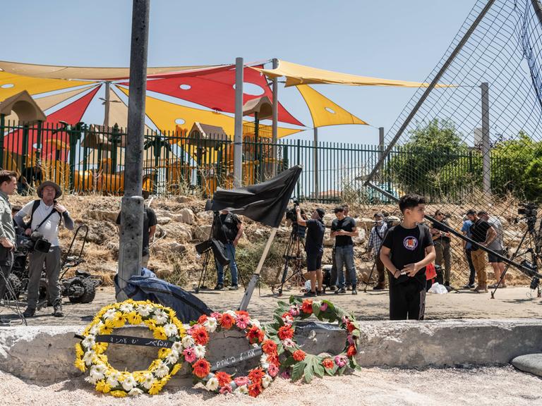 Nach einem Raketen-Angriff von Israels Armee auf die Golanhöhen gedenken Menschen denen, die im Gefecht gestorben sind.